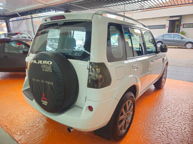 Mitsubishi - PAJERO TR4 4X2  AT 