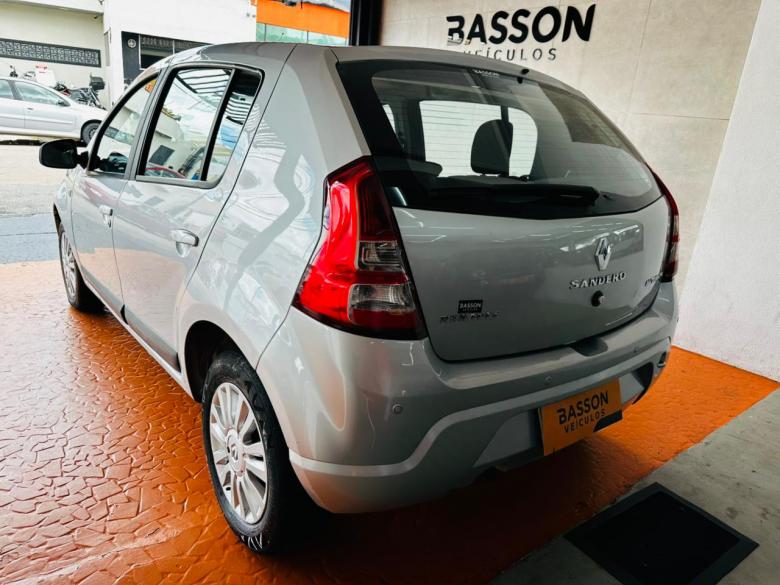 Renault - SANDERO PRIVILEGE 1.6 AUT