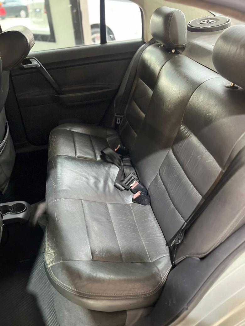 VW - VOLKSWAGEN - Polo Sedan 1.6 Mi 101cv 8V 4p Gasolina