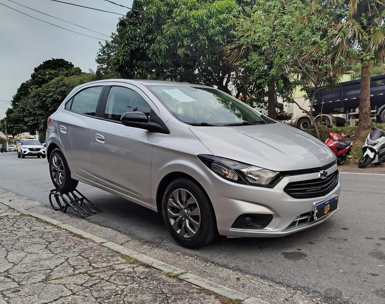 GM - Chevrolet - ONIX HATCH 1.0 12V Flex 5p Mec.  Gasolina