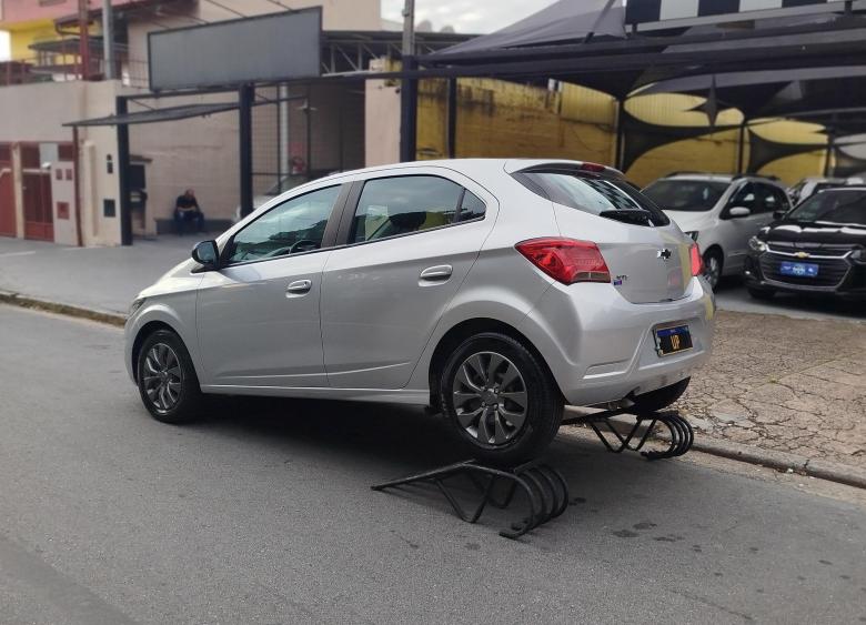 GM - Chevrolet - ONIX HATCH 1.0 12V Flex 5p Mec.  Gasolina