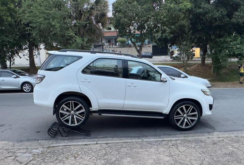 TOYOTA - Toyota/Hilux SW4 SR 4X2 2.7 Flex 16v Aut / 5 lugares