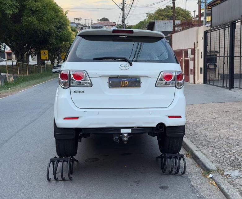 TOYOTA - Toyota/Hilux SW4 SR 4X2 2.7 Flex 16v Aut / 5 lugares