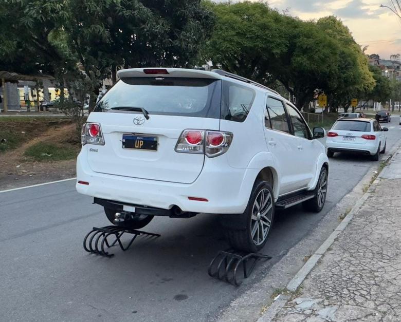 TOYOTA - Toyota/Hilux SW4 SR 4X2 2.7 Flex 16v Aut / 5 lugares