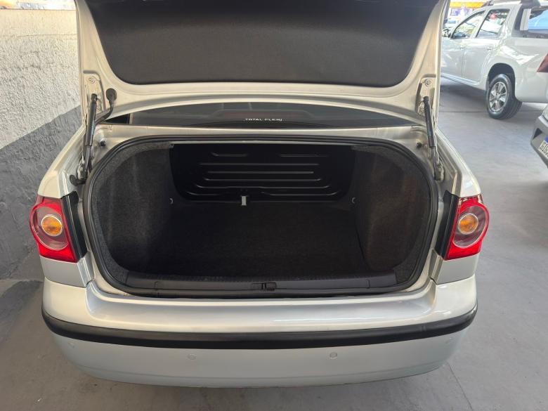 VW - VolksWagen - POLO SEDAN 1.6 Mi 