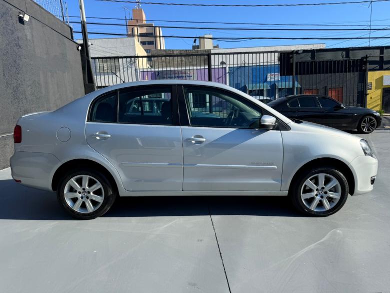 VW - VolksWagen - POLO SEDAN 2.0